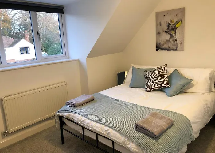 Surrey - Private House With Garden & Parking 13